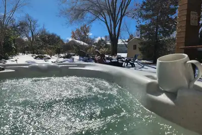 Image de Cozy Home With Large Shaded Backyard. Hot Tub, Corn Hole, Firepit,