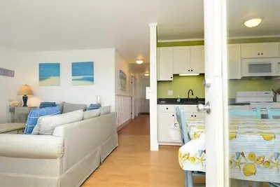 Image de Semi-oceanfront in the heart of Nags Head with a hot tub!