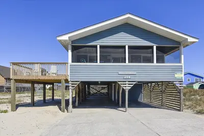 Image de Semi-oceanfront in South Nags Head with views and well-maintained interior!