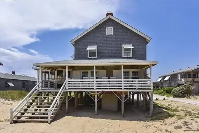 Image de 6 bedroom, classic old nags head style oceanfront with a hot tub!