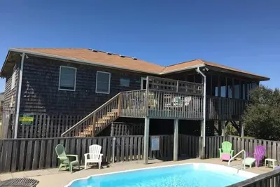 Image de 3 Bedroom with a private pool and hot tub in Snh! Short walk to the beach.