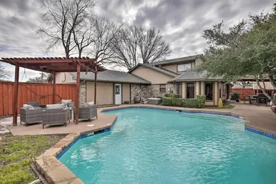 Image de Tulane Modern Richardson Retreat w\/ Pool & Indoor Hot Tub!