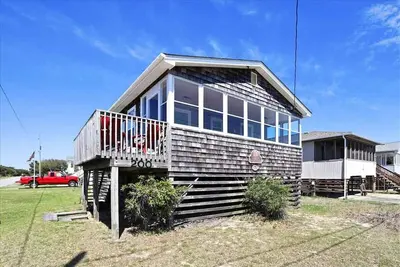 Image de Cute and comfortable 3 bedroom cottage, 3 minute walk to the beach!