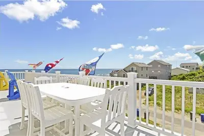 Image de Semi-oceanfront in South Nags Head with views! Well-maintained and comfortable!
