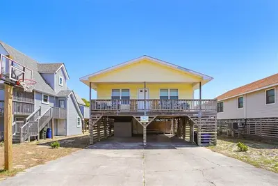Image de 3 bedroom beach box with a hot tub and short walk to the beach!