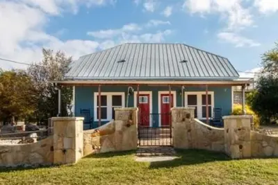 Image de Country home at scenic Hill Country crossroads. Sleeps up to 10