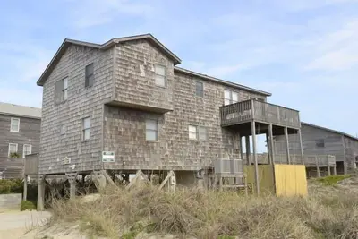 Image de Semi-oceanfront with a hot tub in quiet South Nags Head!
