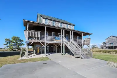 Image de Gorgeous sound front home in Nags Head! Sound access and stunning views.