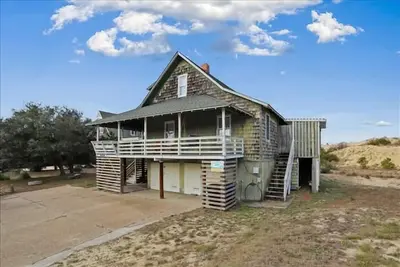 Image de Historic old Nags Head next to Jockey's Ridge! Great views, walk to sound access