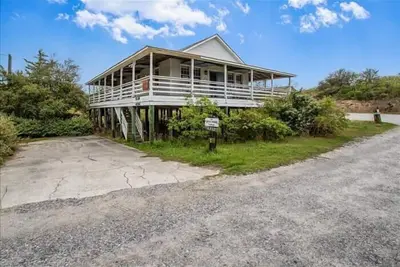 Image de Old Nags Head style with wrap around porch! Soundside Rd in Nags Head!