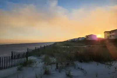 Image de Family & Pet Friendly Beach Home - Private Beach Access
