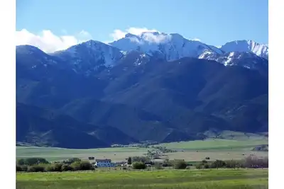 Image de Off-grid farm stay with million-dollar mountain views!