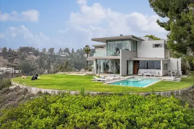 Image de Mid Century Gem with 180 Degree La Views