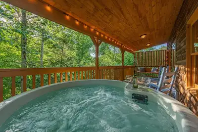 Image de ⭐Family Cabin near Attractions w/ Hot Tub, Arcade, Games, 65\" Tv, 2 King Beds ⭐