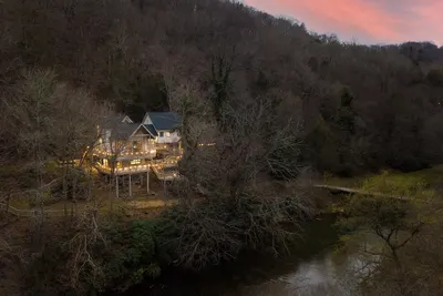 Image de Stunning River Front Treehouse!