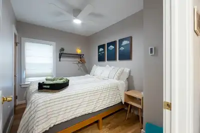 Image de Small Town Stay- Stroll to Local Shops/Dining/Taft