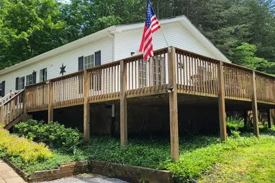 Image de Family retreat at the Lake! Dock the boat, fish, jump, or swim from the dock.