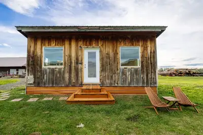 Image de Off-grid tiny home farm stay with incredible mountain views!