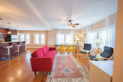 Image de Penthouse Condo on The Plaza!