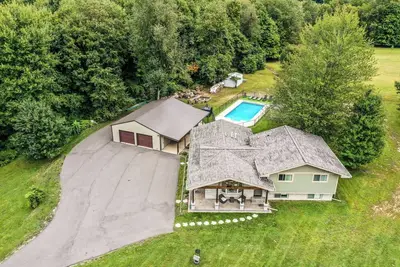 Image de Home in Dowagiac with private pool