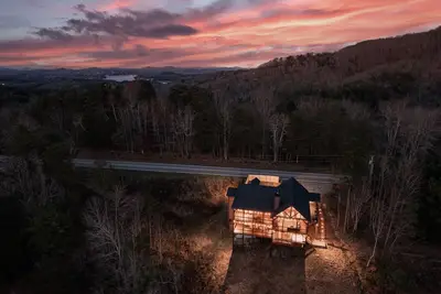 Image de New Aska Adv, Amazing Mountain Views, Hot tub, Pool Table, Arcade, Ev charger