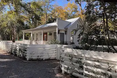 Image de New Pet friendly cottage in historic Summerville Walking distance to everything!