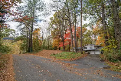 Image de Wooded Writer's Retreat with pool