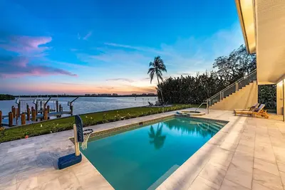 Image de Bayside Retreat-Minutes to Beach-Bayfront 6 Bed, 6 Bath - Heated Pool
