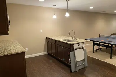 Image de Private basement bedroom with full bathroom and wet bar