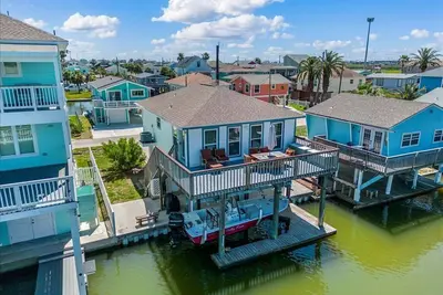 Image de Cute and Cozy Canal Home -Short Distance to the Beach