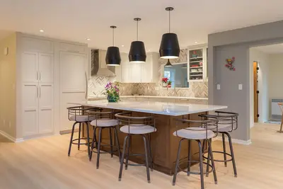 Image de Executive style, Luxurious, Stunning Main floor Near Uvic. Ev Charger.