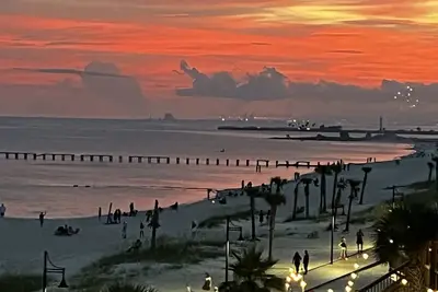 Image de 2 bed 2 bath condo across the street from the gulf!