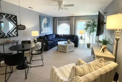 Image de Beautifully Updated 1st Floor 2 Bedroom, 2 Bathroom Condo on the Lake!