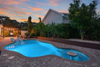 Image de Private Cottage w\/ Guest House- Close to beach & the ♥️ of downtown