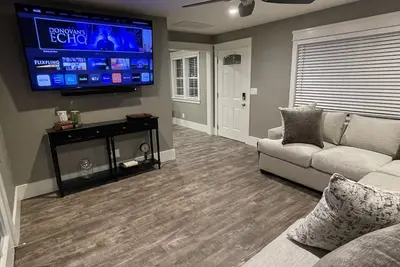 Image de Cozy and clean Oakdale corner cottage