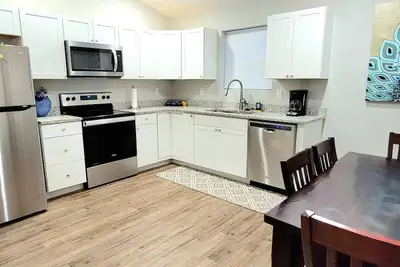 Image de Quaint and Cozy home near downtown!