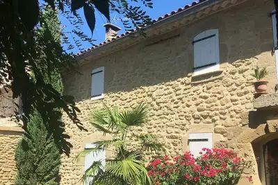 Image de Petit mas dans village provençal
