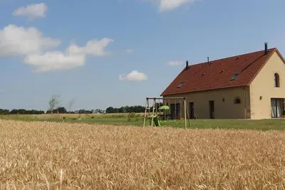 Gîte rénové à Chapeau avec wifi, terrasse et parking