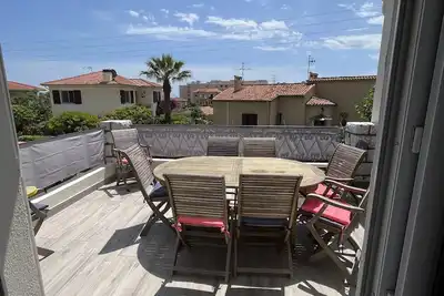 Image de superbe haut de villa avec jardin privatif et parking.
