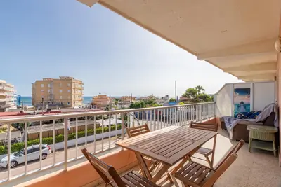 Image de Appartement de vacances \"Apartamento El Cid\" avec vue sur la mer, piscine, jardin et terrasse.
