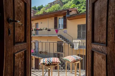 Apt a 5-minute walk from Como S. Giovanni Station