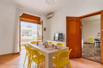 Image de Appartement 'Casa Lilli 11 posti' près de la mer avec vue sur mer, climatisation et balcon