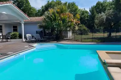 Image de Grande Villa avec piscine dans un jardin boisé. A côté des lacs et de l'océan.