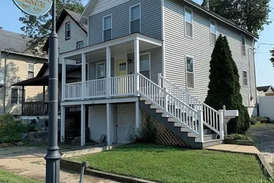 Image de Desirable Beach House &\nFull Backyard  with 6 beachtags. Driveway fits 4 Cars!
