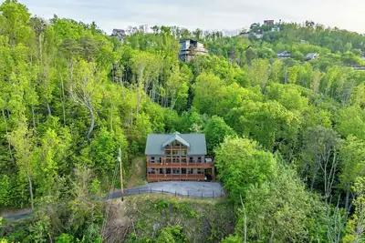 Image de HotTub, Sauna, Pool Table, Views | 5min to Downtown Gatlingburg | Hollow's Haven