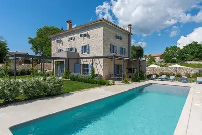 Villa Pi with Heated Pool near Tinjan