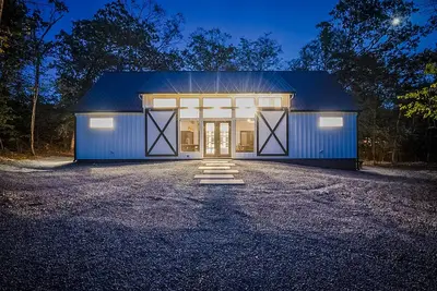 Image de 'The Barndo'~Hot Tub~Fire Pit~Arcades~Playhouse~Bunks~Ev charger~Boat Parking