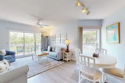 Quaint One Bedroom Condominium Steps from the Beach!