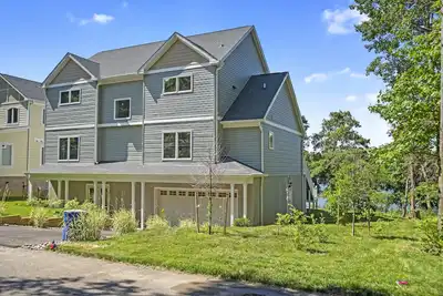 Image de Cozy, waterfront, 5br 4ba house w 2 decks near Usna & downtown