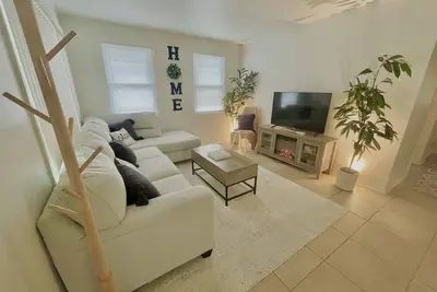 Image de New Listing! Completely renovated modern farmhouse w\/3bdr.